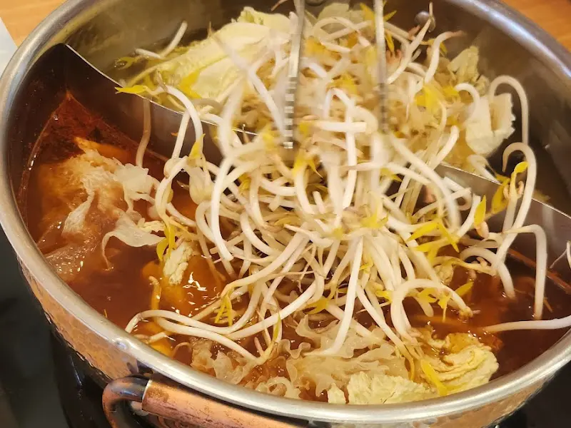 마라 육수에 야채와 면을 넣은 모습