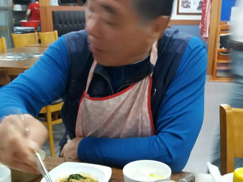 편안하게 식사하는 손님