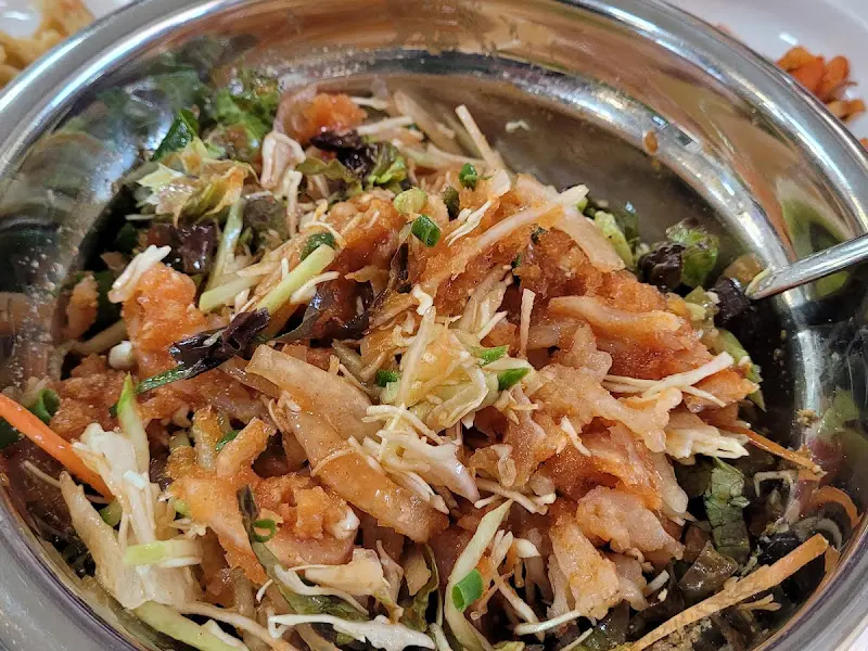 푸짐한 야채와 회가 어우러진 회덮밥