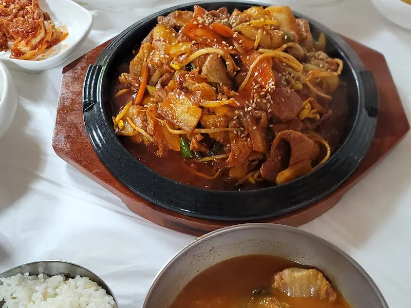 윤기가 자르르 흐르는 주물럭 쌈밥