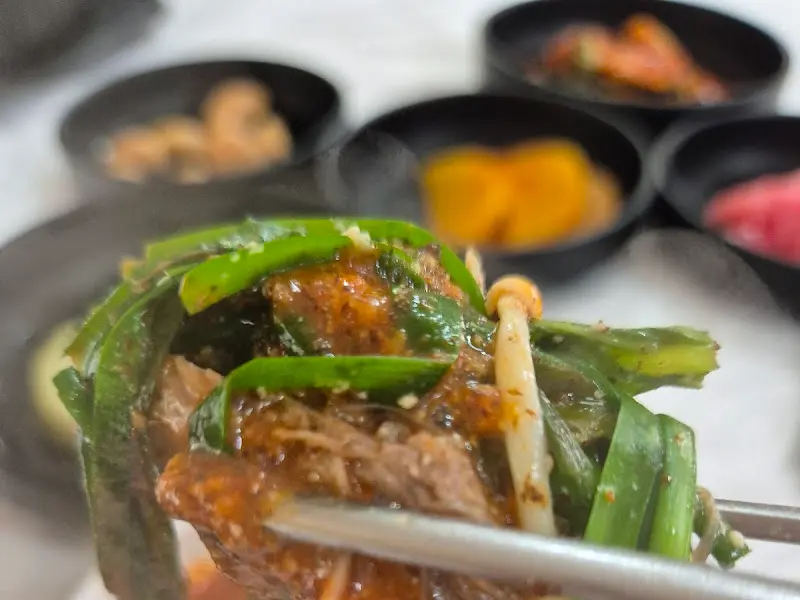 곁들임 반찬과 염소고기