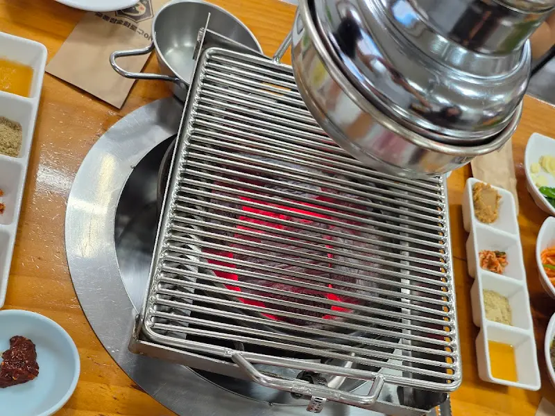 테이블 중앙에 놓인 숯불 화로