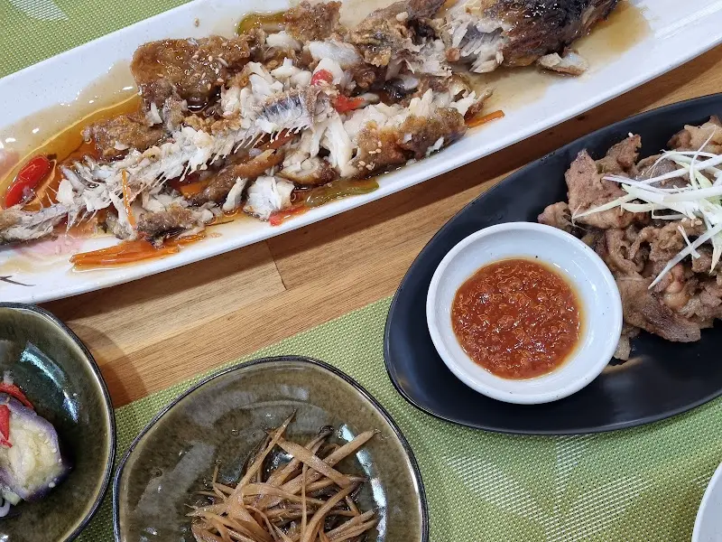 코다리 탕수와 각종 반찬들