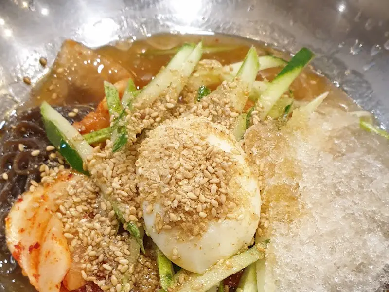 매콤한 비빔냉면