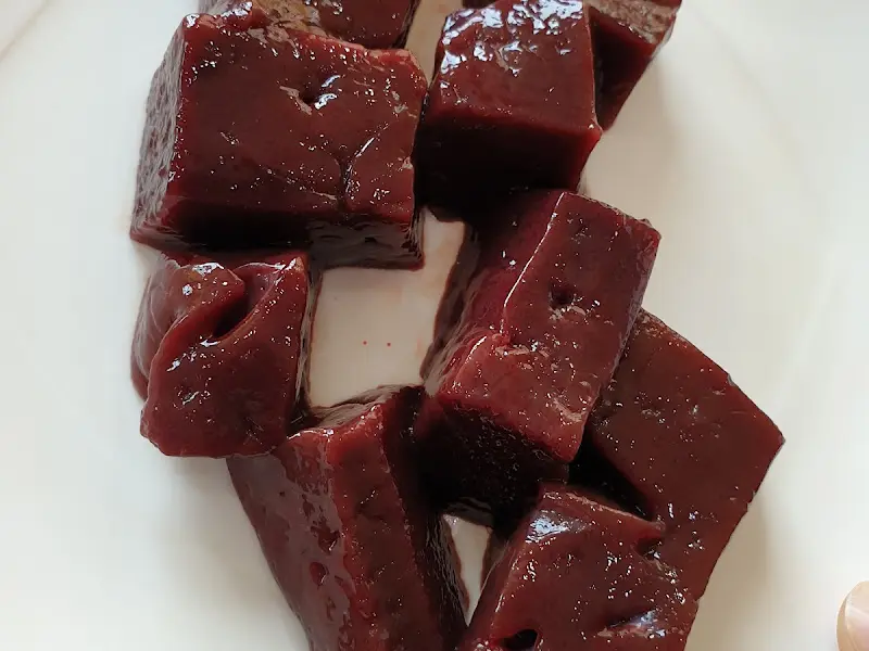 신선한 육회가 듬뿍 올라간 육회비빔밥