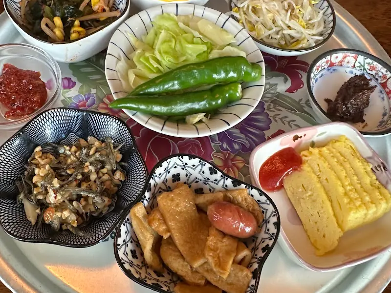 한상 가득 차려진 아침 식사