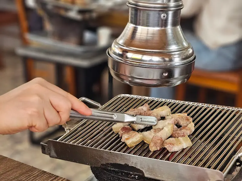 화로에 올려진 삼겹살