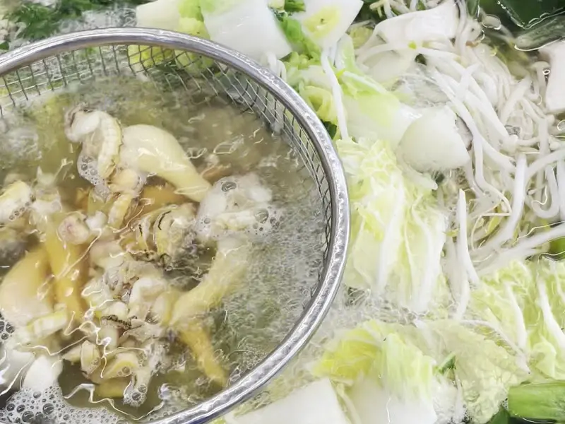 끓는 육수 속에서 익어가는 갈미조개의 모습