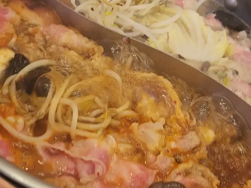 얼큰한 육수에 샤브샤브 재료를 넣은 모습