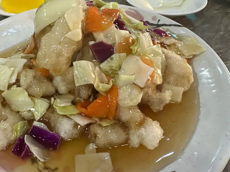 다양한 채소와 함께 볶아진 탕수육의 클로즈업 사진