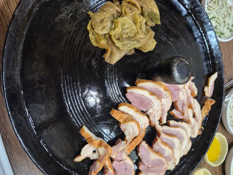 불판 위에 올려진 훈제오리