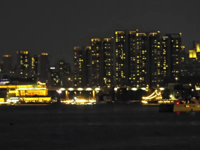 한강에 비친 도시의 야경