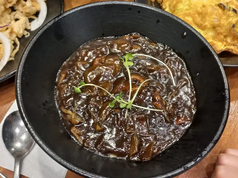 짜장면 위에 얹어진 싹