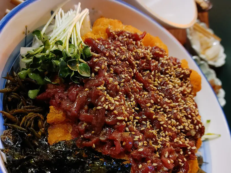 육회 물회의 화려한 비주얼