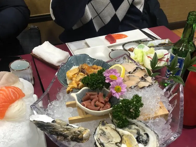 신선한 해산물이 가득한 모듬