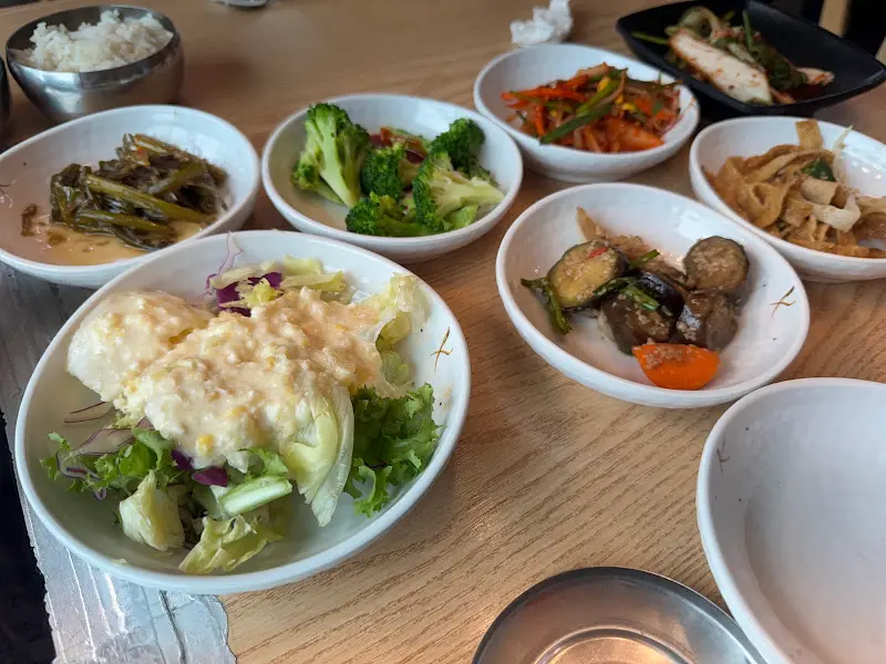 다양한 밑반찬이 놓인 테이블