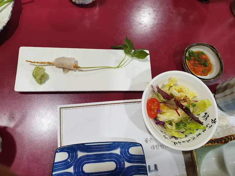 샐러드와 곁들여진 애피타이저