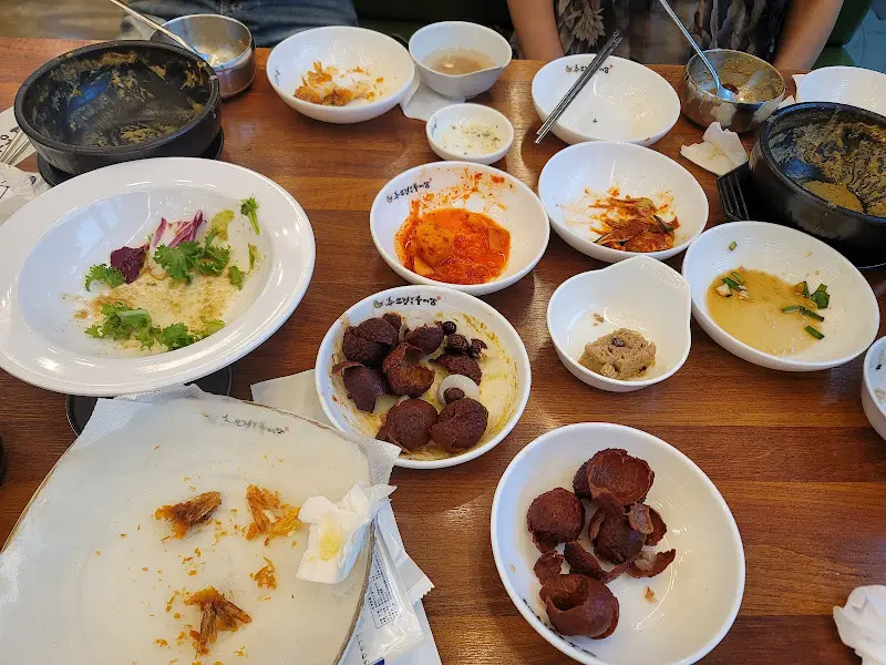 깨끗하게 비워진 식탁