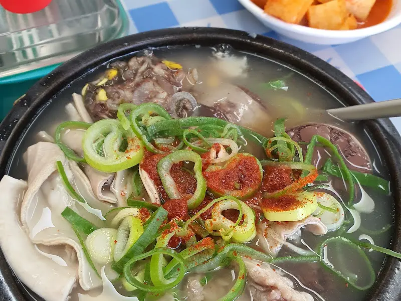 다채로운 재료가 어우러진 순대국밥