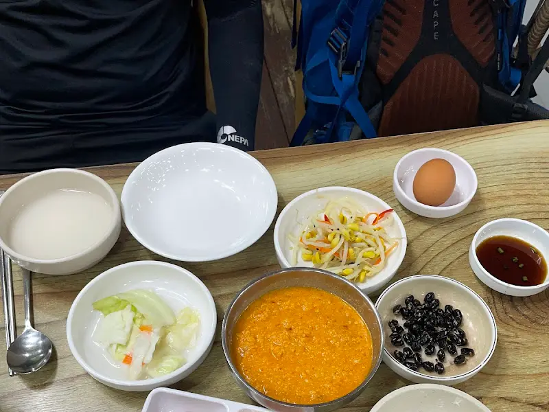 테이블 위에 놓인 다양한 밑반찬들