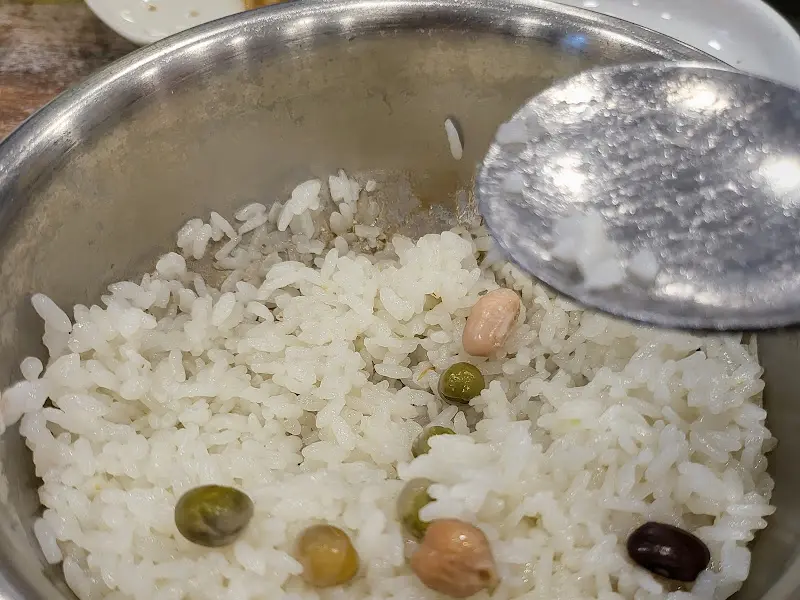 윤기가 흐르는 갓 지은 솥밥