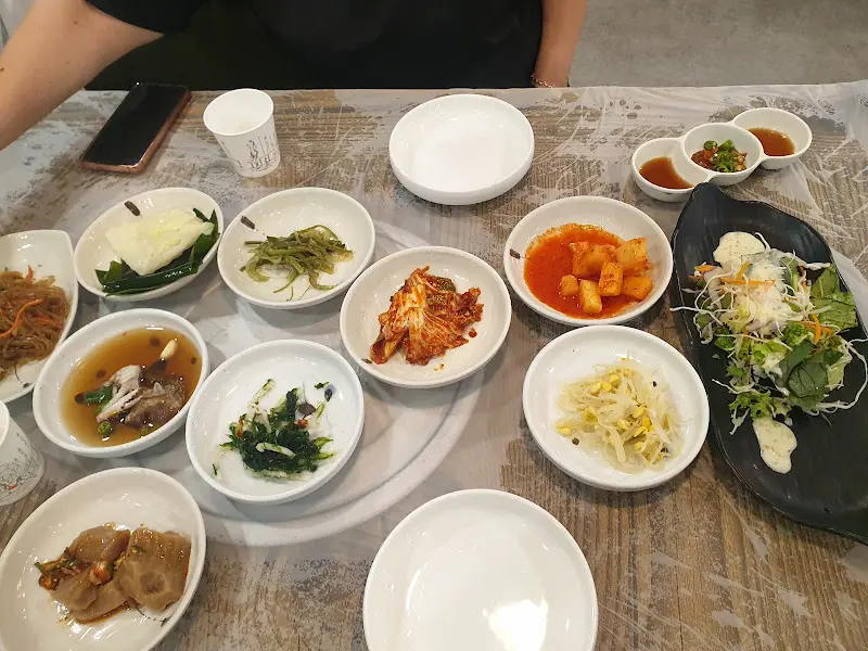 다채로운 밑반찬들이 정갈하게 담겨 밥상 가득 차려진 모습