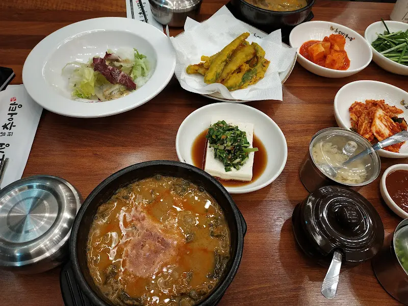 추어탕과 튀김, 밑반찬이 함께 놓인 상차림