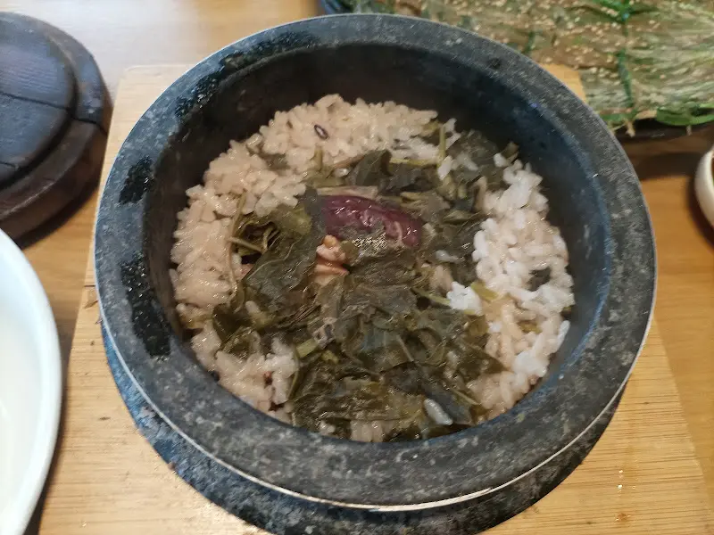 영양 돌솥밥의 클로즈업 사진, 밥알 사이로 밤, 대추, 콩 등 다양한 재료가 보인다.