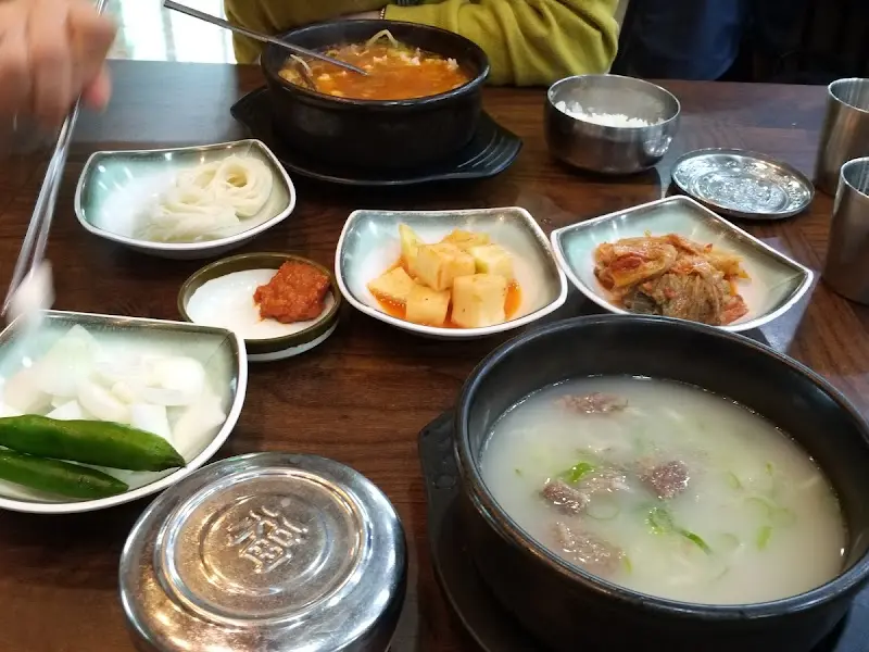 깔끔하게 차려진 곰탕 한 상 차림