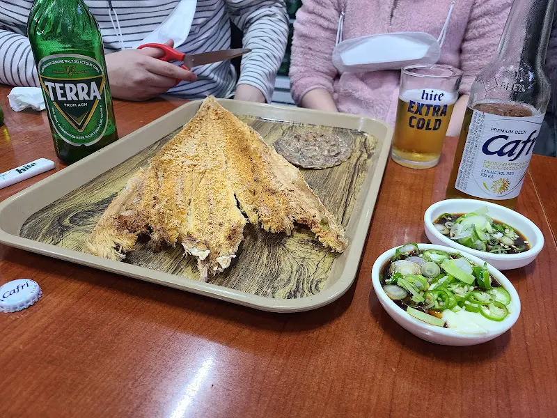 테이블 위에 놓인 황태, 쥐포, 맥주병