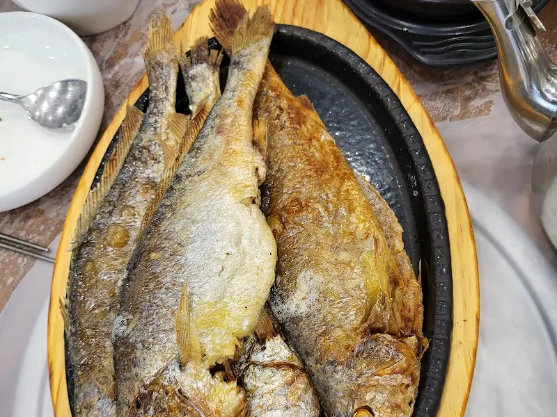 노릇하게 구워진 다양한 생선구이 모듬