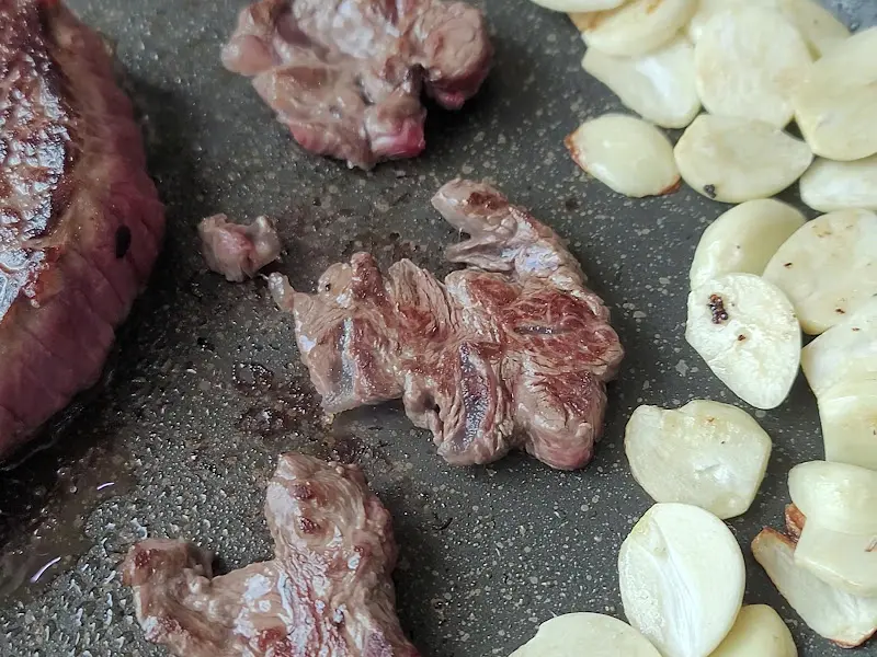 돌판 위에서 구워지는 두툼한 한우