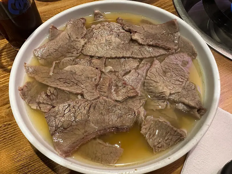 얇게 저며진 수육이 담긴 접시