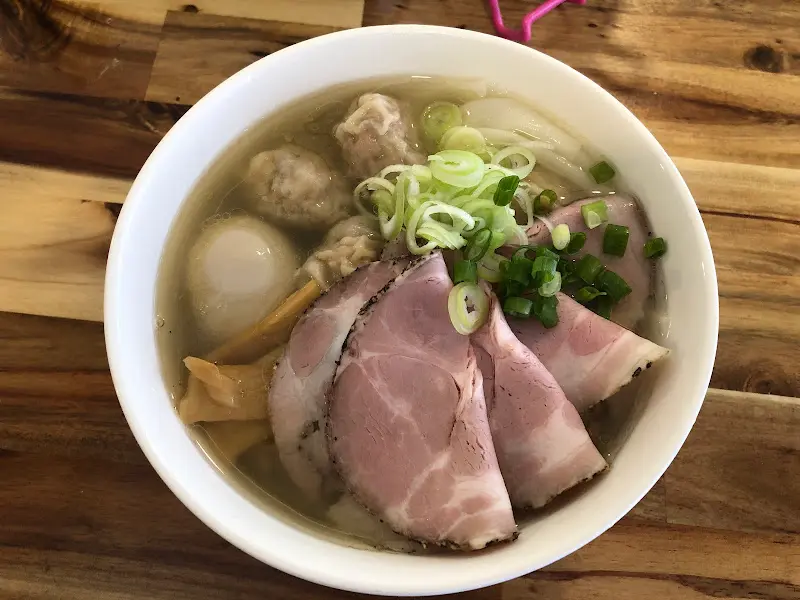 테이블 위에 놓인 라멘. 일본 특유의 분위기가 느껴진다.