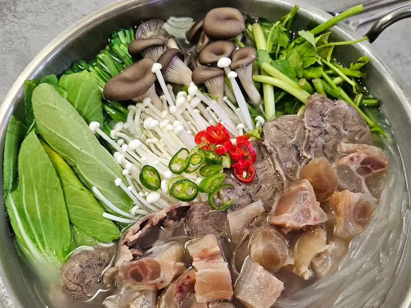 전골 재료들의 신선함이 돋보이는 사진