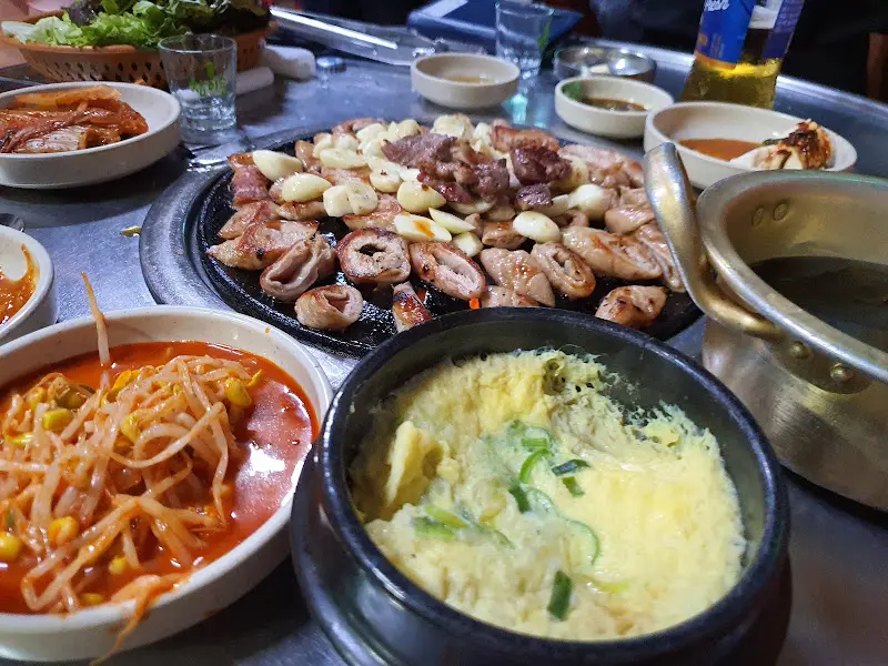 테이블 가득 차려진 뽈살, 막창, 기본 찬들