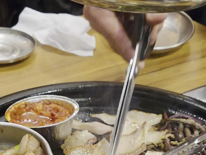 고기를 자르는 섬세한 손길