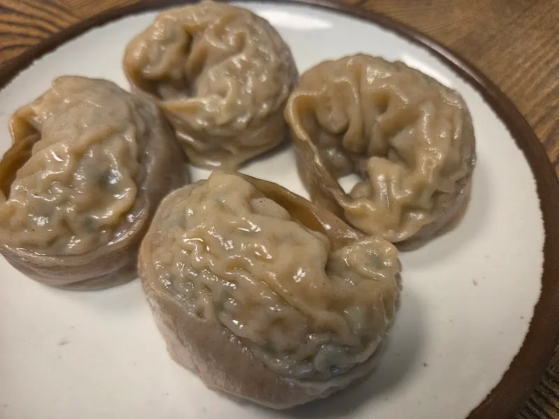 촉촉한 윤기가 흐르는 메밀 왕만두