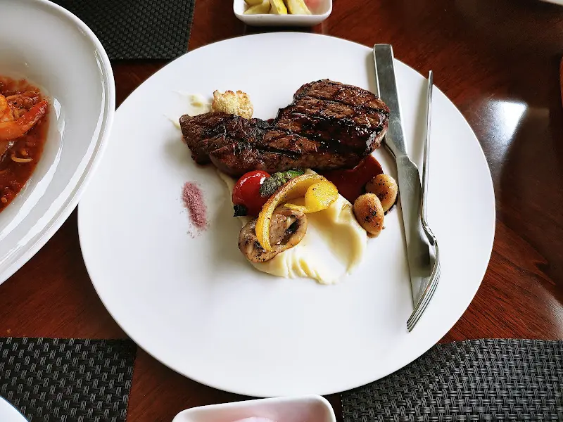 육즙 가득 스테이크