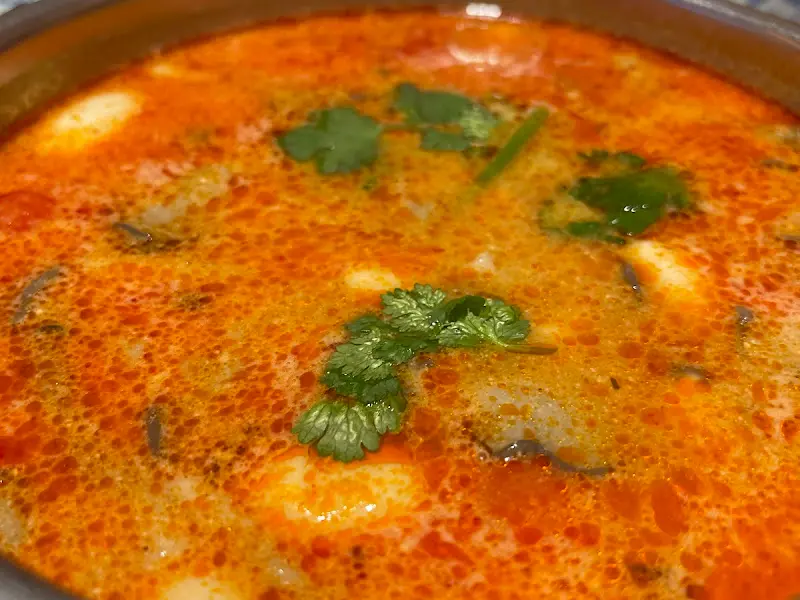 진한 오렌지 빛깔의 똠얌꿍