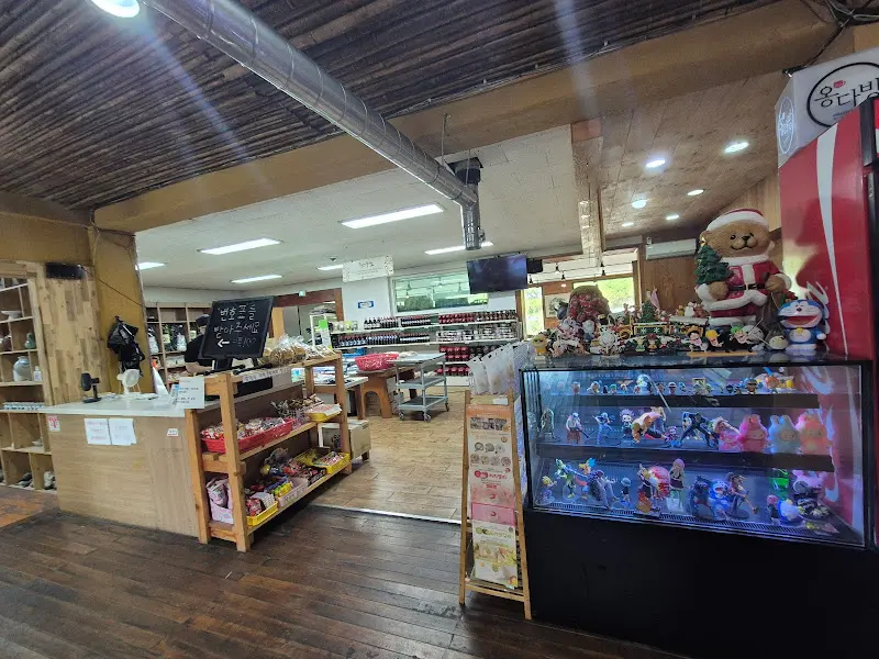 다양한 먹거리를 판매하는 매점