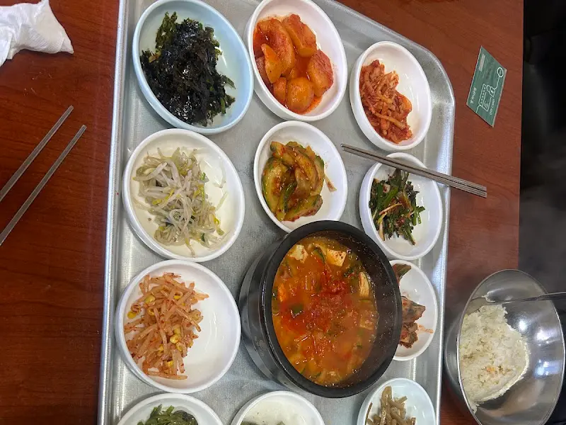 쟁반 위에 놓인 다양한 나물 반찬과 김치찌개, 밥