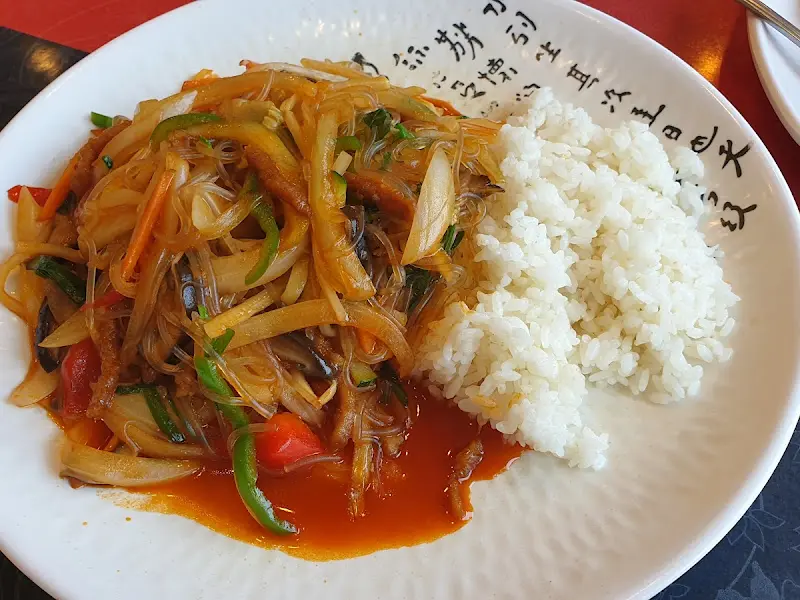 윤기 자르르 흐르는 잡채밥의 풍성한 비주얼