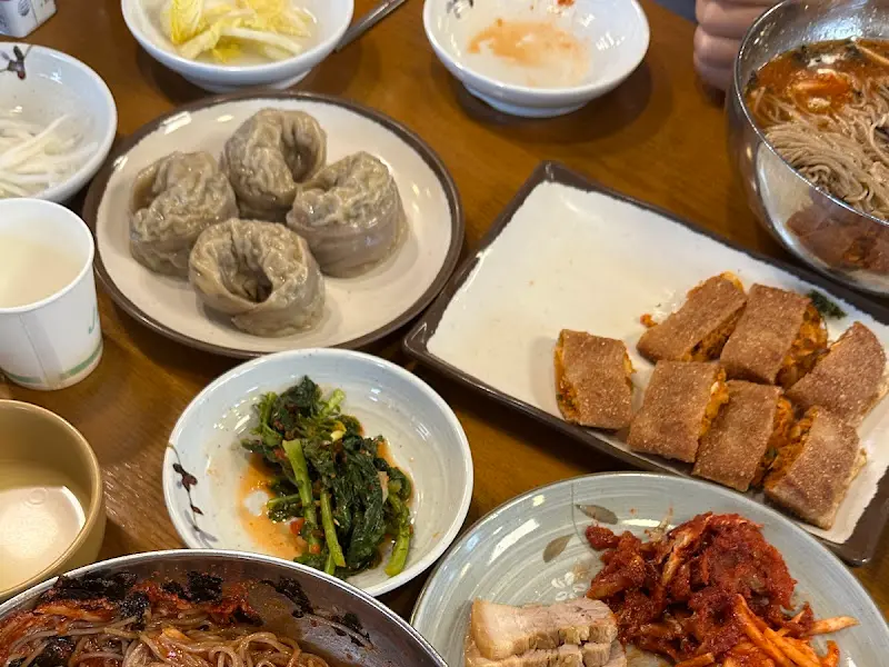 수육, 메밀전병, 만두 등 다양한 메뉴가 놓인 테이블