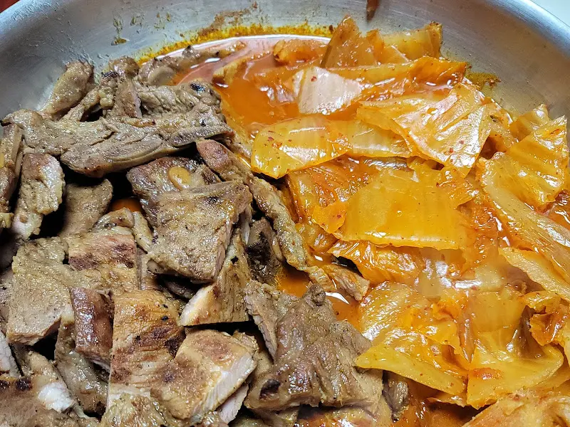 김치와 돼지갈비의 환상적인 조화