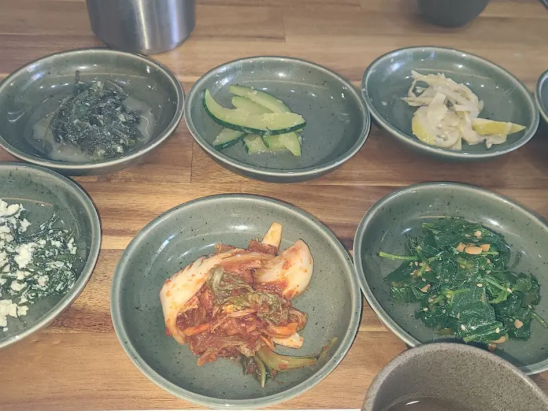 정갈하게 담긴 다양한 종류의 반찬들