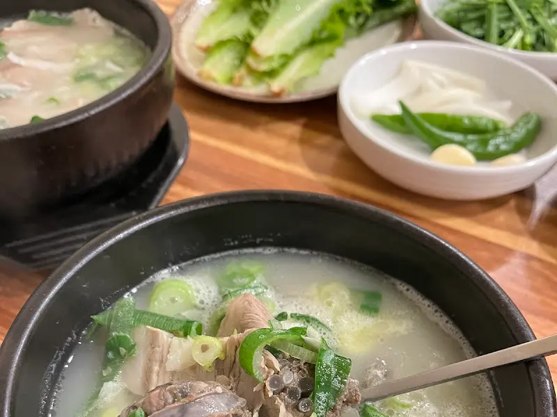 돼지국밥에 부추를 듬뿍 넣어 먹음직스럽게 찍은 사진