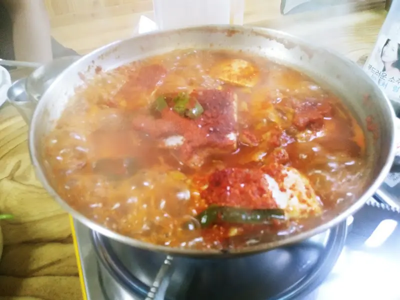 매콤한 양념이 끓어오르는 갈치조림