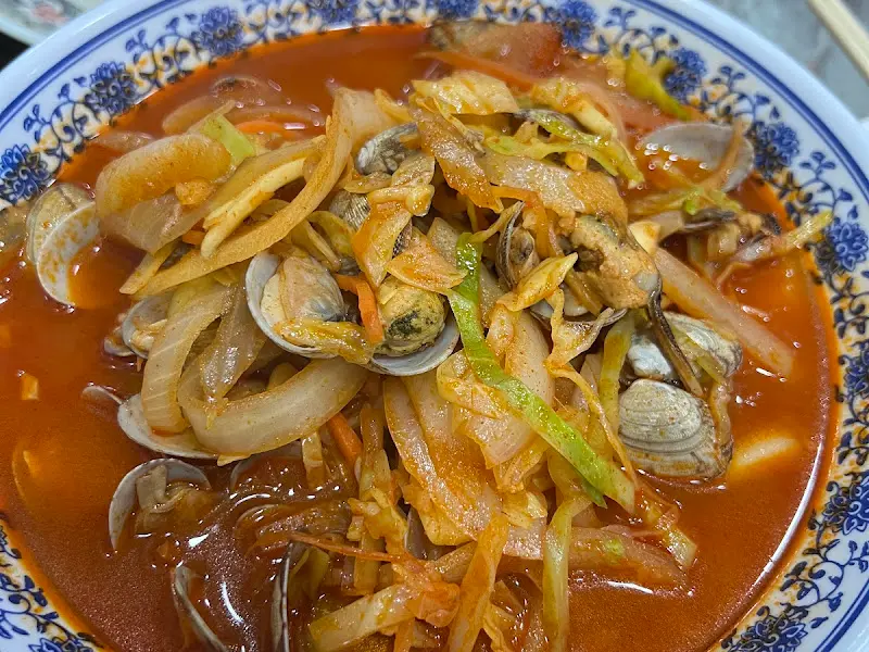 바지락, 오징어, 채소 등이 푸짐하게 들어간 짬뽕의 모습