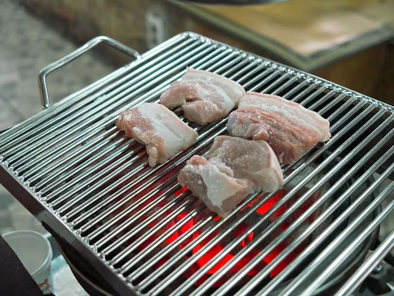 불판 위의 삼겹살